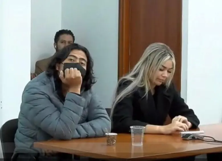 Nicolás Petro junto a Day Vásquez en una audiencia de medida de aseguramiento. FOTO: Colprensa