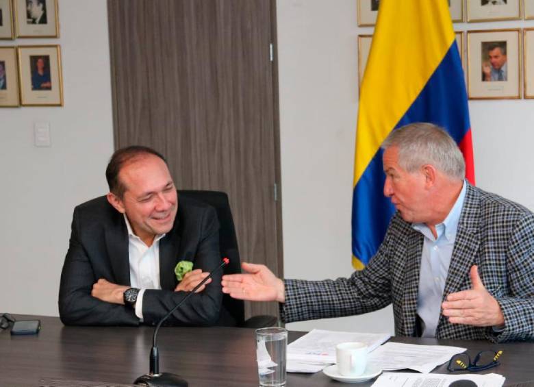 Antonio Sanguino, ministro del Trabajo, junto a Carlos González Puche, presidente de la Asociación Colombiana de Futbolistas Profesionales (Acolfutpro). FOTO X-MINTRABAJO