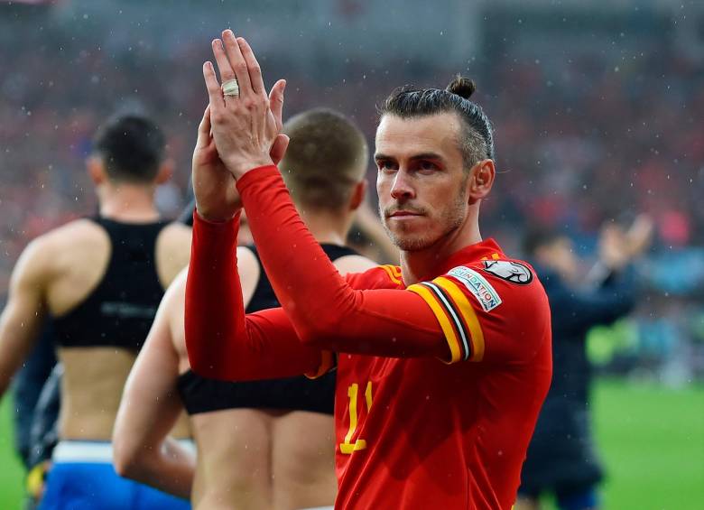El jugador Gareth Bale celebra la clasificación de su selección al Mundial de Qatar. FOTO EFE