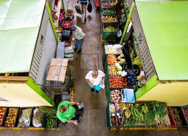 En la plaza de mercado de Campo Valdés los comerciantes están preocupados. FOTO JAIME PÉREZ