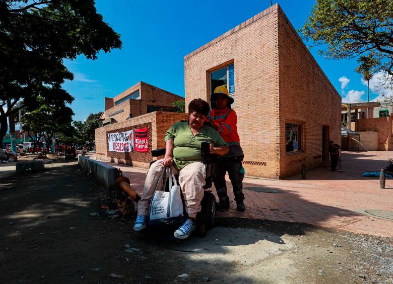 La ampliación de la vía ha traído problemas de accesibilidad para los habitantes del barrio. FOTO: MANUEL SALDARRIAGA