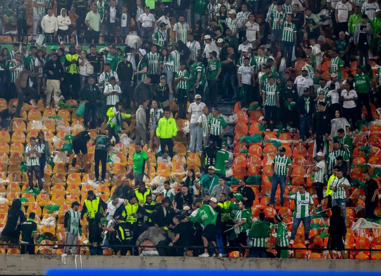 Aficionados del cuadro verde tuvieron algunos encontrones en las tribunas después del final del partido. Foto: Juan Antonio ASánchez