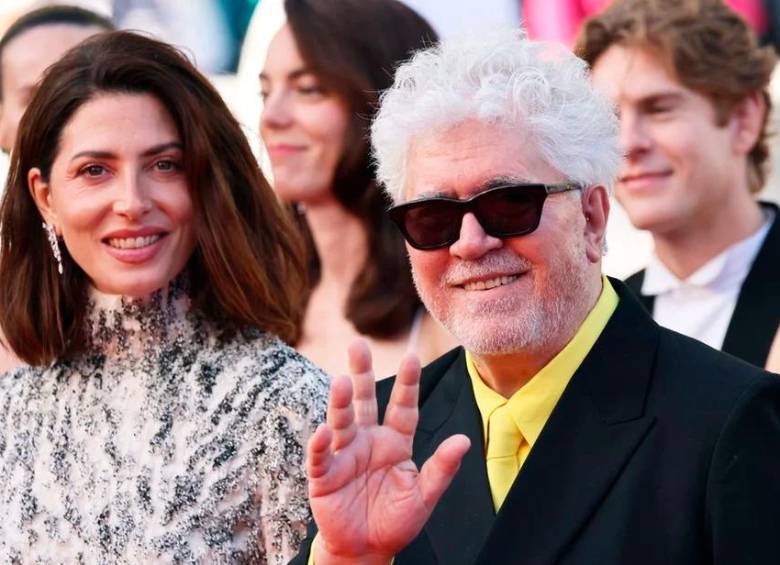 La actriz Bárbara Lennie y el director Pedro Almodóvar posan para las cámaras antes de la proyección de Amarga Navidad en Cannes. Foto: Getty.