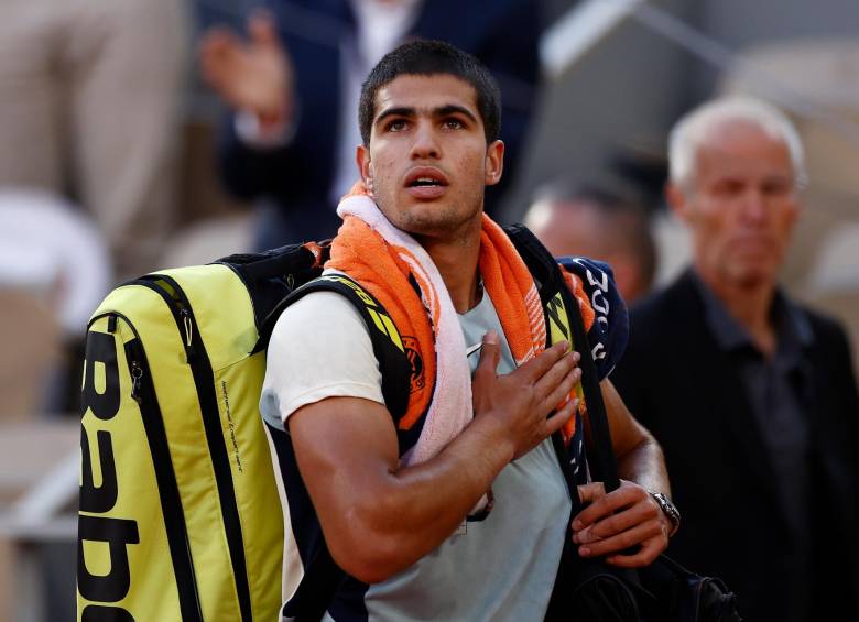 El español Carlos Alcaraz disputó un gran encuentro ante el alemán Alexander Zverev y se quedó en los cuartos de final de Roland Garros. FOTO EFE 