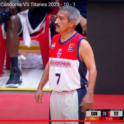 Octavio Carrillo en su ingreso al campo en el duelo ante Titanes. FOTO PANTALLAZO