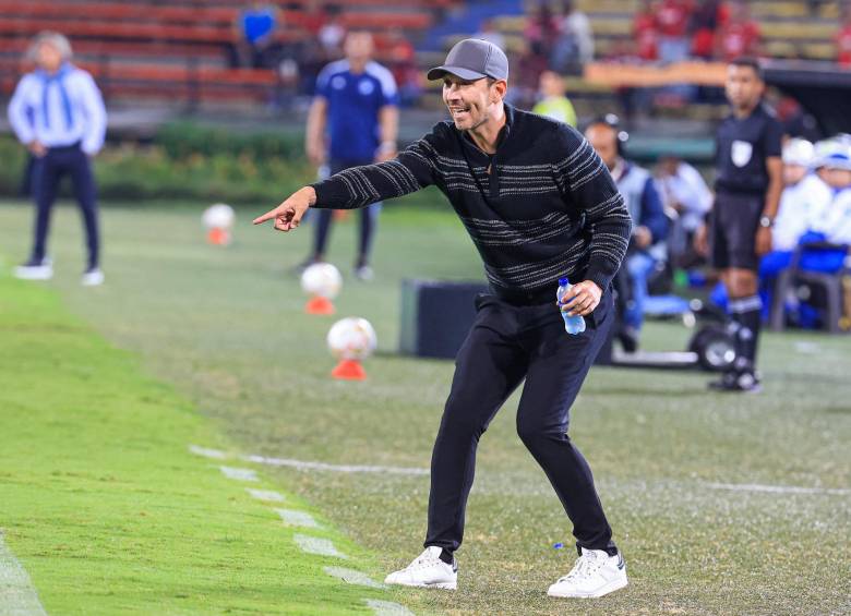 Sebastián Botero, de 36 años, asumió como técnico interino del Medellín desde hace dos semanas. Le ha ido bien. FOTO MANUEL SALDARRIAGA