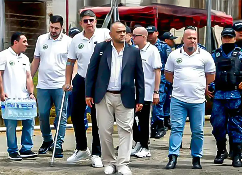 El abogado Edinson López (centro, de chaqueta) acompañó a presuntos jefes de bandas en el “tarimazo” de junio. FOTO cortesía