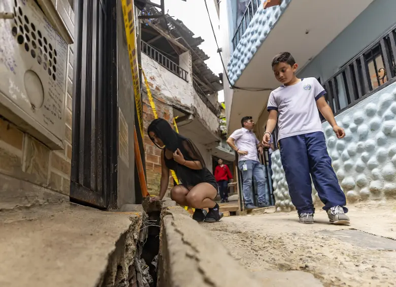 Según relataron algunas personas del sector, la grieta seguiría aumentando su extensión y anchura con cada día que pasa. Foto: Andrés Camilo Suárez Echeverry