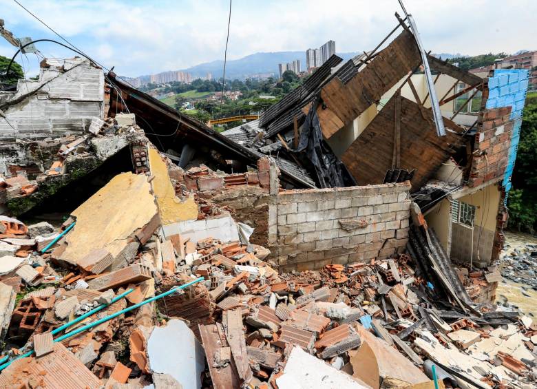 En el barrio el Pesebre cuatro casas colapasaron por la lluvia y la creciente de la quebrada La Iguaná Foto: Jaime Pérez