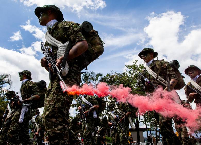 En Medellín, el 20 de julio se conmemoró con el regreso de un desfile milita a las calles, que partió desde al aeroparque Juan Pablo II. FOTO Julio César Herrera