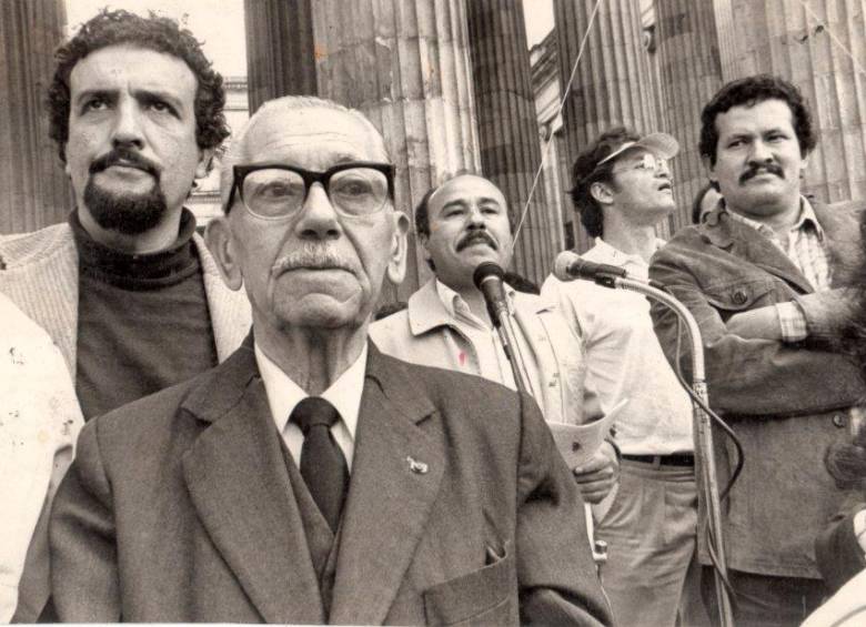 Armando Orozco, Luis Vidales, Abel Rodríguez y Angelino Garzón en medio de un mitín en la Plaza de Bolívar de Bogotá. Foto: Cortesía.
