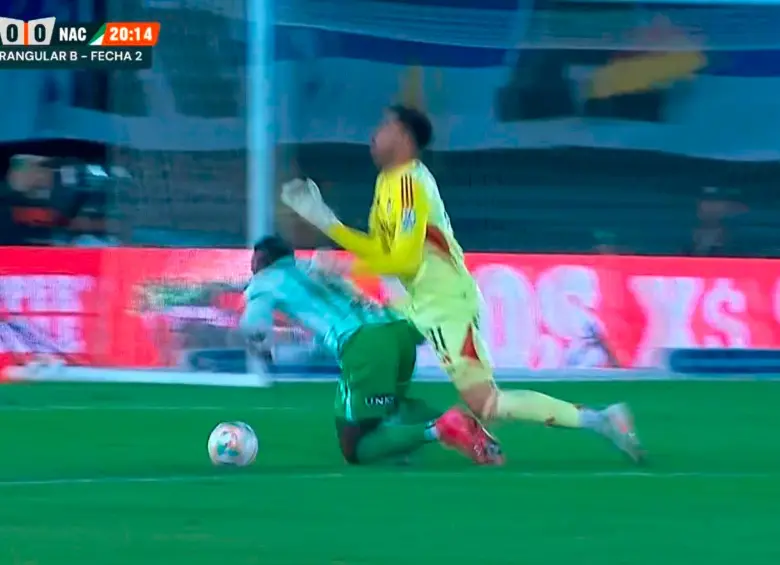 La imagen del penalti de Álvaro Montero sobre Kevin Viveros que el VAR decidió no sancionar, una de las jugadas que beneficiaron a Millonarios en los cuadrangulares. FOTO PANTALLAZO TOMADO DE LA TRANSMISIÓN DE WIN SPORTS +