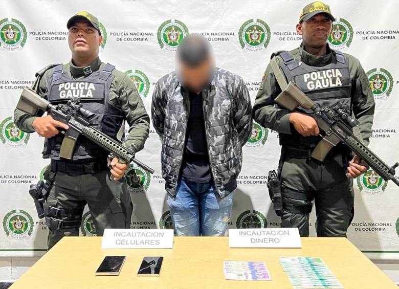 El detenido junto a los elementos incautados. FOTO: Cortesía