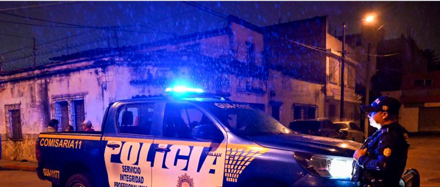 Los policías que estaban de turno en la funeraria se fueron antes de que llegaran los sicarios. FOTO: AFP.