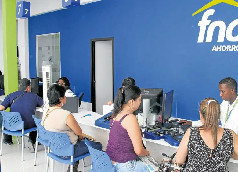 Asistentes reciben orientación para acceder a créditos sin cuota inicial y tasas congeladas durante el evento en Medellín.FOTO COLPRENSA.