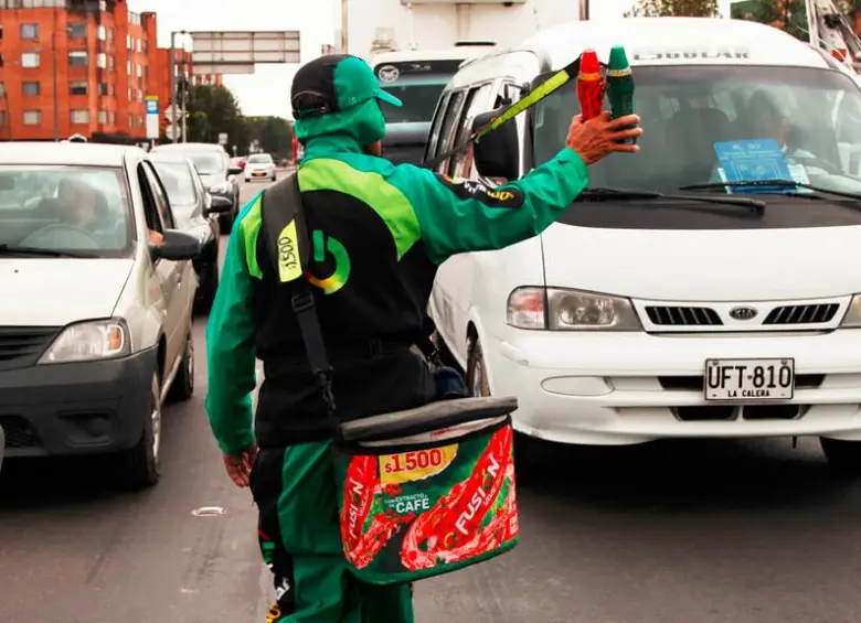 Según la denuncia ante MinTrabajo, Quala y Grupo Nutresa presuntamente estarían utilizando personas como vendedores informales y “letreros andantes” de productos comerciales, sin contratos, sin seguridad social y ”sin un salario digno”.