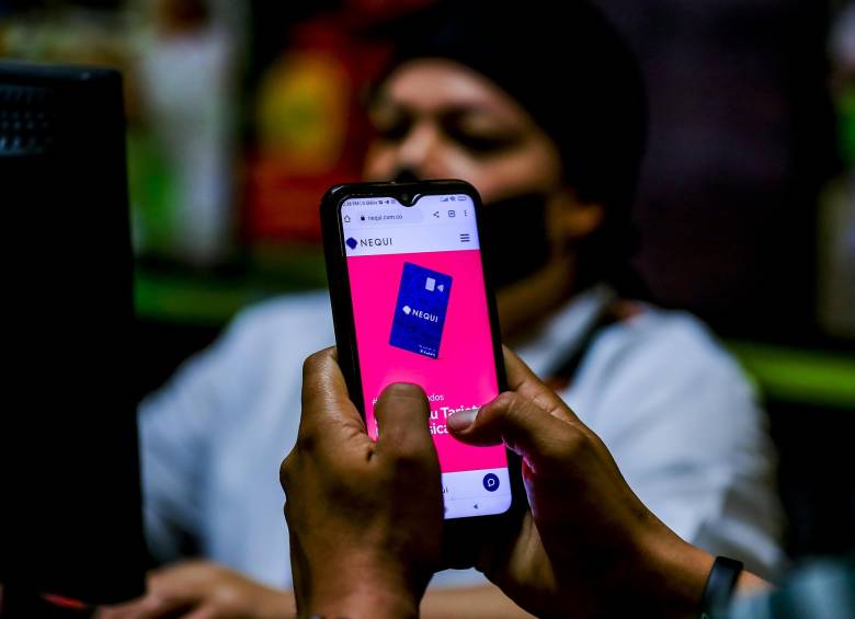 Las billeteras digitales, como Nequi o Daviplata, cada vez más cotidianas al momento de guardar el dinero. Foto: Jaime Pérez Munévar