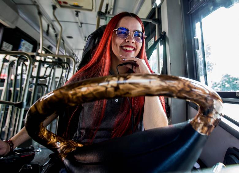 Para muchas personas subirse al autobús y ver que quien conduce es una jovencita es toda una novedad, otros no muestran sorpresa. Todos disfrutan el viaje con Daniela. FOTO julio césar herrera