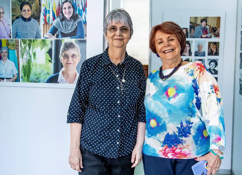 A la izquierda, la hermana Beatriz Acosta; a la derecha, María Eugenia Restrepo, de la asociación de exalumnas. FOTO EL COLOMBIANO