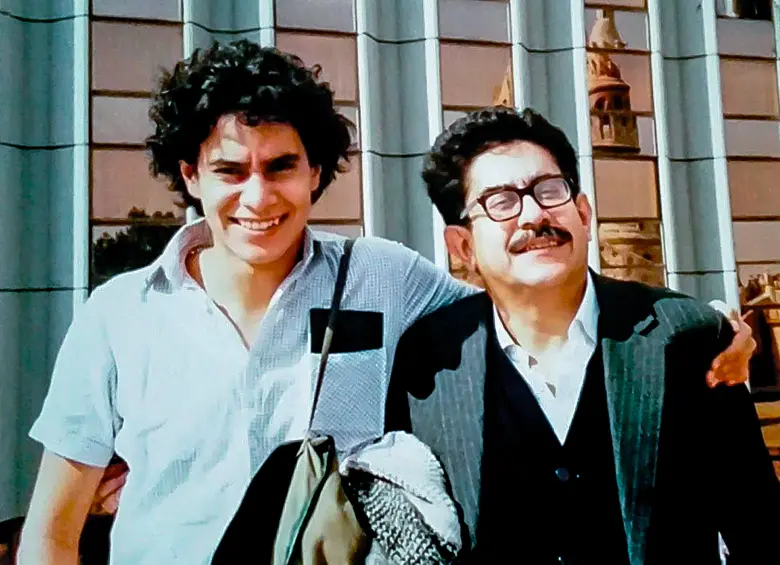  Iván Cepeda Castro y su padre Manuel Cepeda Vargas en Sofía, Bulgaria, donde estudió Filosofía. FOTO Archivo Familiar