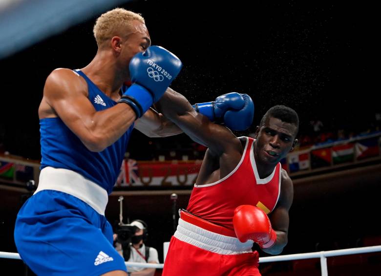 Jorge Luis Vivas Palacios (R) de Colombia intercambia golpes con Benjamin Whittaker de Gran Bretaña durante el Pesado Ligero Masculino (75-81 kg). Foto Getty Images