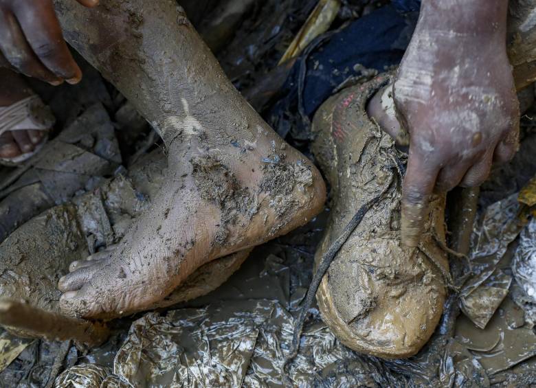 Los migrantes del tapón del Darién atraviesan la selva y ríos con el fin de llegar a la frontera con Panamá y continuar su recorrido hacia los Estados Unidos. Foto: Manuel Saldarriaga Quintero