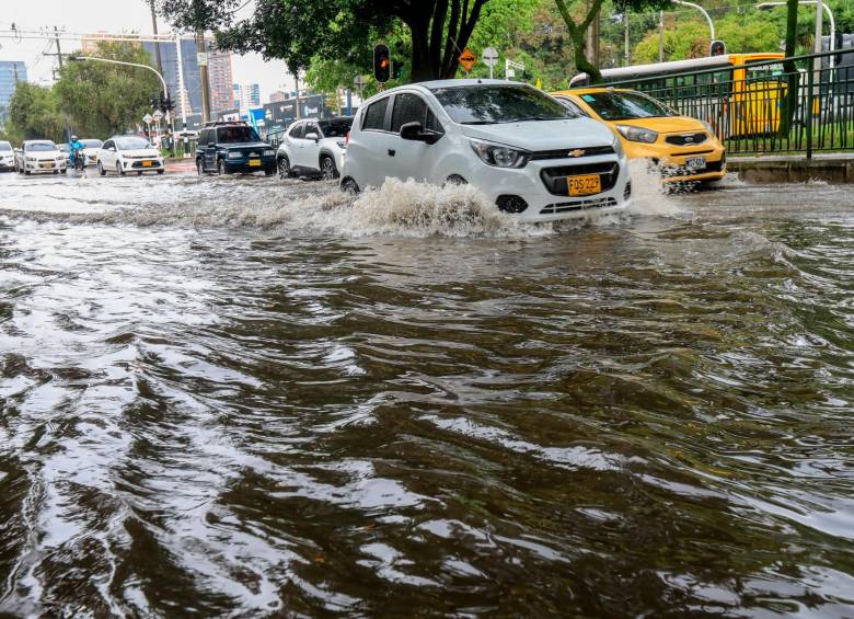 Así se veía la inundación registrada en la glorieta de Monterrey, en El Poblado, por cuenta de las fuertes precipitaciones de la tarde de este lunes. FOTO: Esneyder Gutiérrez Cardona