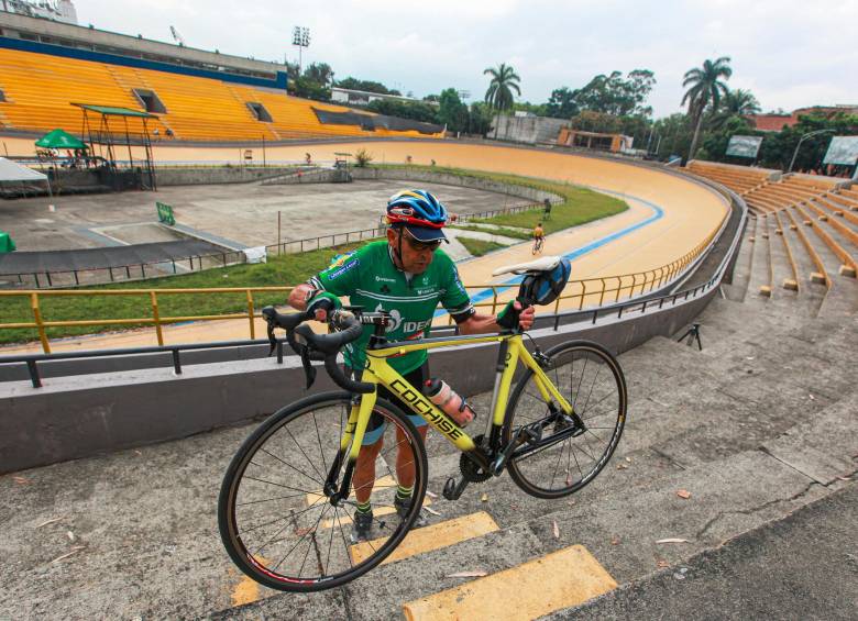 Martín Emilio Cochise Rodríguez ha tenido que entrar al velódromo que lleva su nombre por las tribunas, pues el túnel por donde ingresan los deportistas a la pista se sigue inundando cuando llueve y no se ve una solución al problema. FOTO: MANUEL SALDARRIAGA.