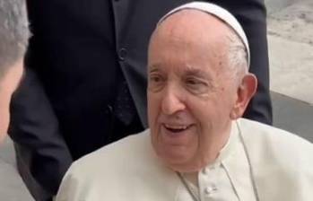 El coronel Jhon Suárez le regaló su gorra al Papa Francisco, durante la charla. FOTO: TOMADA DE VIDEO.