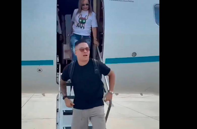 Este es el momento en que Juan Fernando Quintero llega a Cali en un vuelo privado. FOTO PANTALLAZO 