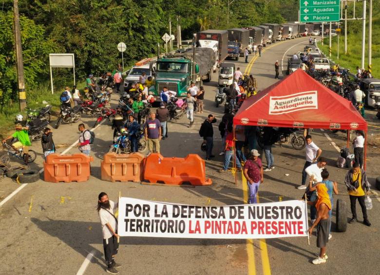 Hacia la tarde de ayer, la congestión vehicular persistía en La Pintada a raíz de los bloqueos en su vía principal. FOTO Camilo Suárez