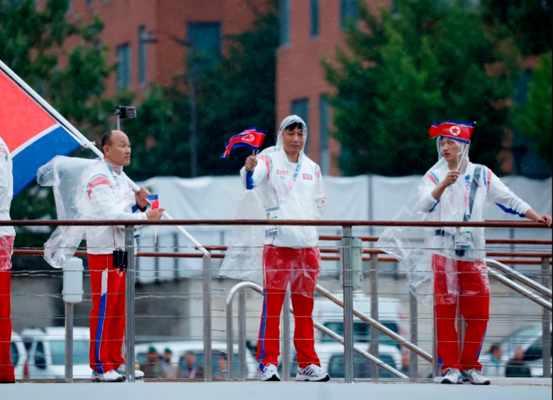 Delegación Corea del Norte en la inauguración de los Juegos Olímpicos de París. FOTO: AFP