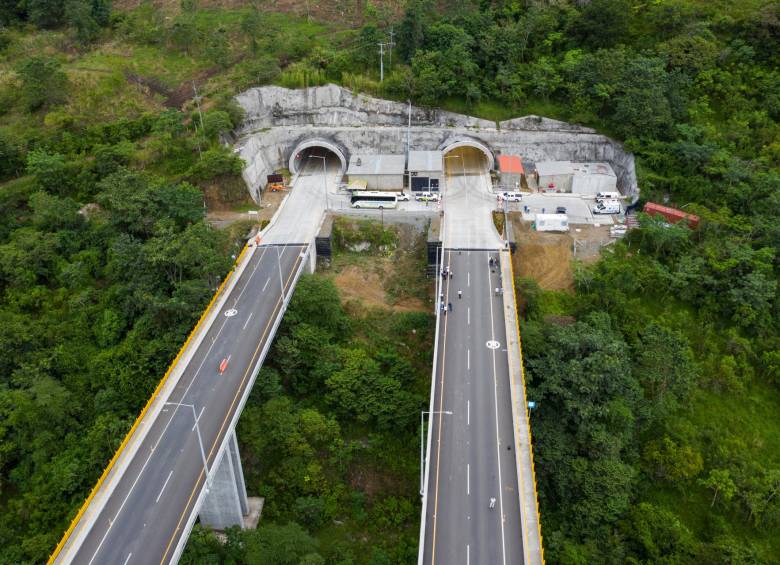 El megaproyecto, que tardó más de seis años en su construcción tuvo un costó $1,3 billones. Fue necesario construir 44 puentes y excavar 2,5 km de túneles con tecnología de punta. Foto Manuel Saldarriaga
