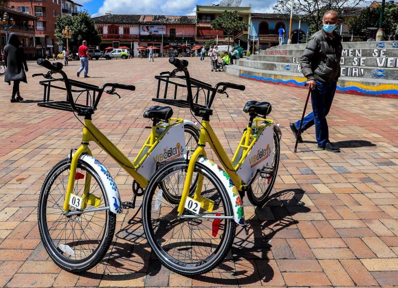 Las bicicletas, adornadas con las pintas de la popular cerámica del Carmen de Viboral, se roban las miradas en el parque principal. FOTO: Jaime Pérez.