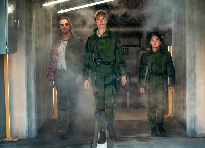 Dan Stevens, Rebeca Hall y Kaylee Hottle en la nueva película de Godzila y Kong. FOTO Cortesía Warner Bros. Pictures