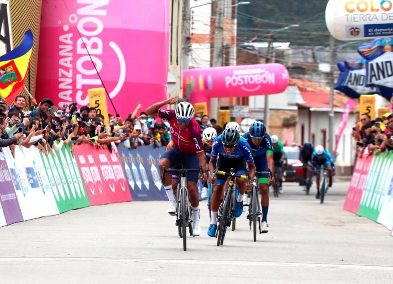 El nariñense Robinson Chalapud venía de ganar la segunda clásica de Tulcán, en Ecuador. En 2021 defendió los colores del Team Medellín y participó en el Clásico RCN. FOTO Twitter vuelta colombia