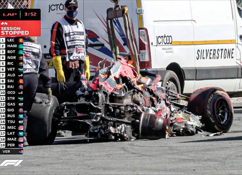 Max Verstappen (Red Bull) se estrelló contra las barreras de seguridad, antes de salir por su propio pie de su monoplaza, luego de un choque con Lewis Hamilton (Mercedes).