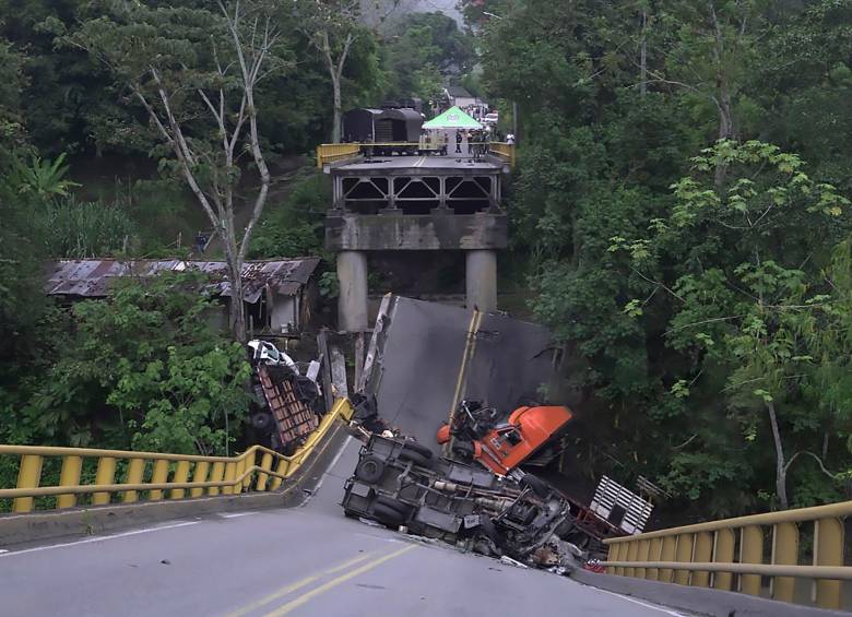 La estructura vial que se cayó la semana anterior era clave en el tráfico vehicular entre el occidente y el centro del país. FOTO GETTY