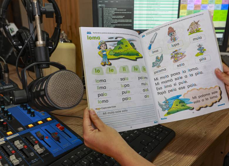 Estefania Torres Celis lee las lecciones en la emisora de Amagá para que sus oyentes puedan aprender a leer y escribir. Foto: Manuel Saldarriaga Quintero.