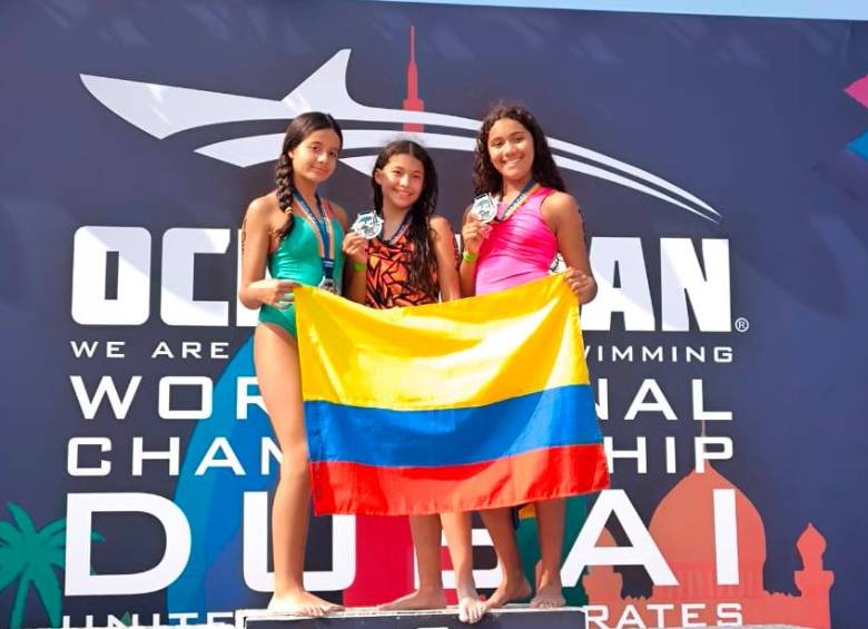 Sofía con la medalla de finalizadora en el Mundial de Aguas Abiertas. FOTO: Cortesía 