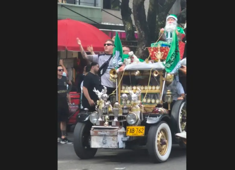 Los hinchas verdes y rojos llegan al Atanasio Girardot para el duelo ida de la final de la Copa Betplay. FOTO CORTESÍA