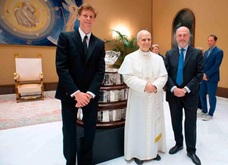 El Papa León XIV junto al tenista Jannik Sinner durante su visita al Vaticano. FOTO TOMADA X@vaticannews_es