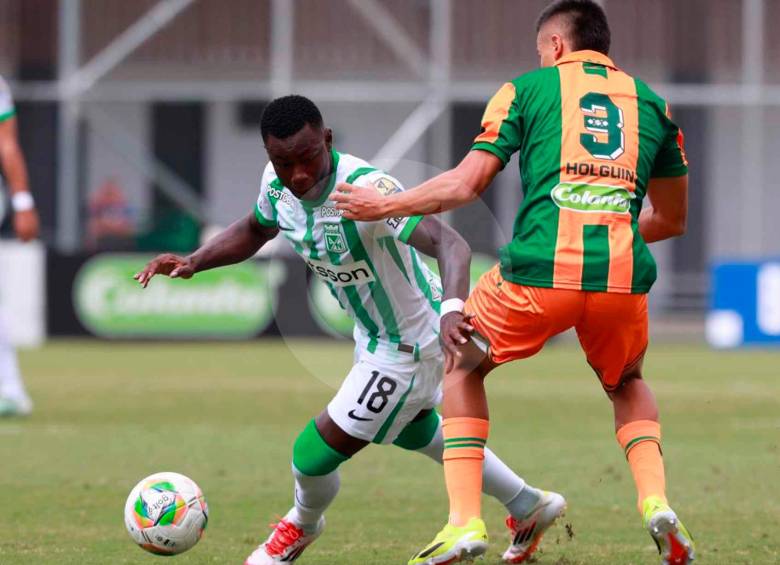 Marino Hinestroza en acción con el verde en el Polideportivo Sur, ante Envigado. FOTO MANUEL SALDARRIAGA