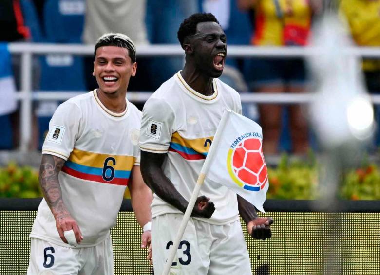 Dávinson Sánchez celebra junto a Richard Ríos, tras marcar de cabeza y abrir el marcador en el estadio Metropolitano. FOTO AFP