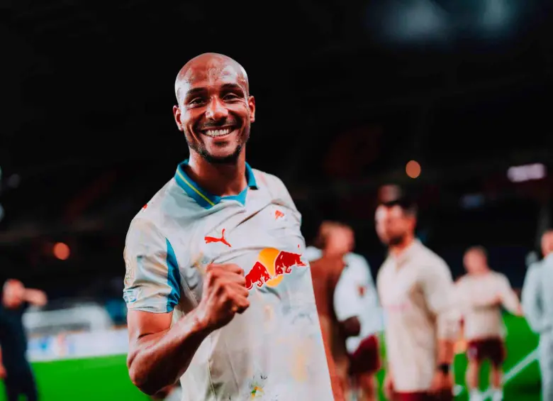 El delantero austriaco Karim Onisiwo celebra la victoria, su gol, al mínuto 76 le dio el triunfo al Salzburg en el Mundial de Clubes. FOTO TOMADA X @RedBullSalzburg
