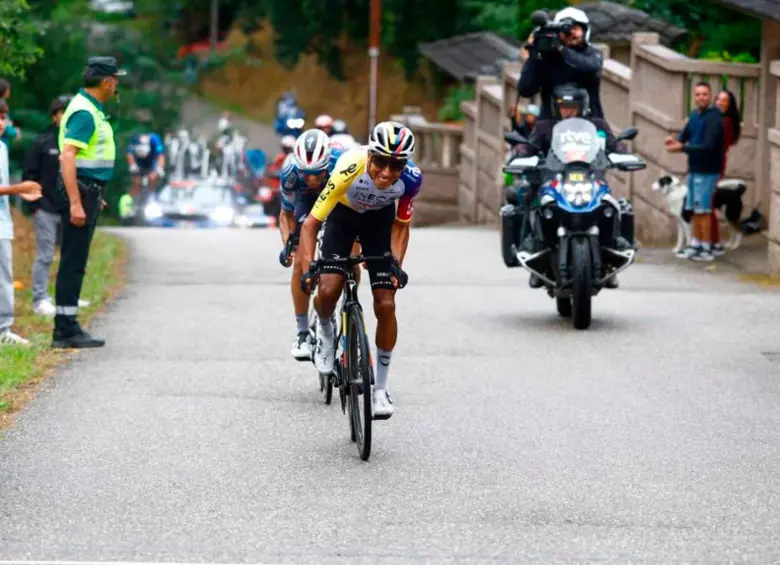 El colombiano Egan Bernal en acción en la etapa 16 de la Vuelta a España, que ganó este martes. FOTO: Tomada de X @lavuelta