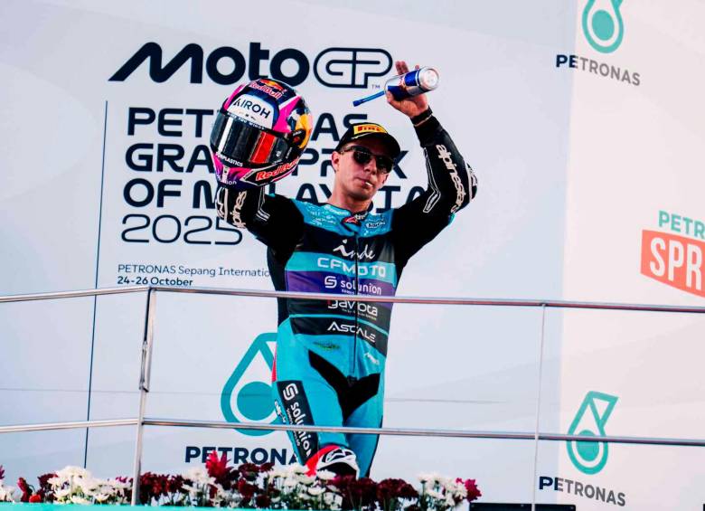 El piloto colombiano David Alonso celebra su podio en Sepang, ahora está en la octava casilla de la clasificación de pilotos de Moto2. FOTO TOMADA X@AsparTeam