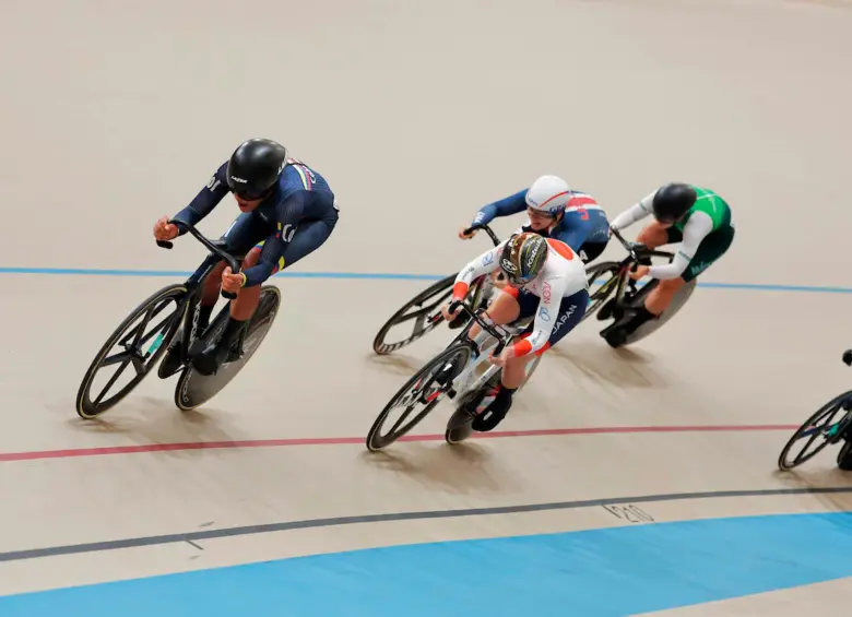 La colombiana con uniforme azul encabeza la prueba del kilómetro en el Campeonato Mundial de Ciclismo en Chile. FOTO TOMADA @UCI_Track