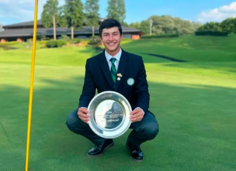 El caldense Tomás Restrepo con su trofeo como campeón del Toyota Junior Golf World Cup disputado en Japón. FOTO TOMADA FEDEGOLF