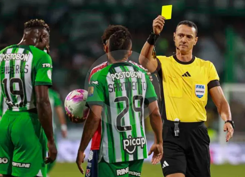El árbitro antioqueño Wílmar Roldán está muy cerca de alcanzar una cifra récord en la liga colombiana. FOTO MANUEL SALDARRIAGA